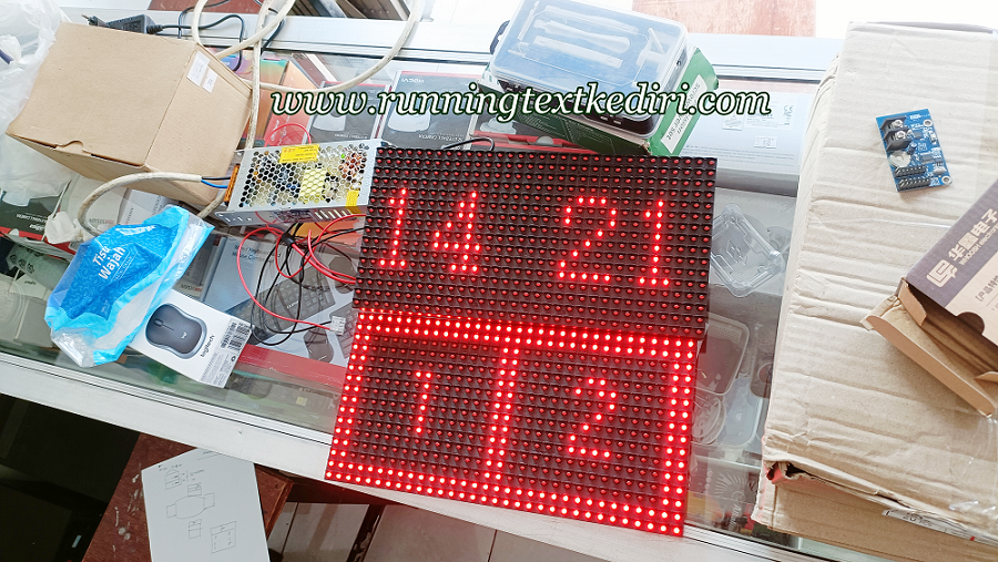 <p>Warna merah merupakan warna yang umum digunakan dalam scoreboard. Merah memiliki warna yang terkesan tegas dan tajam sehingga tulisan ataupun angka dengan warna merah dapat terbaca dengan jelas. Selain itu, merah merupakan warna yang mencolok dan cocok dalam media LED karena cahaya yang dihasilkan tidak akan mengganggu mata.</p>